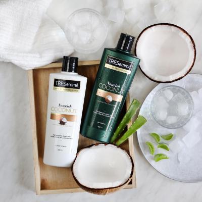 TRESemmé Nourish Coconut Shampoo Šampon pro ženy 400 ml
