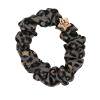 By Eloise London Silk Scrunchie Gold Star Gumička na vlasy pro ženy 1 ks Odstín Grey Leopard