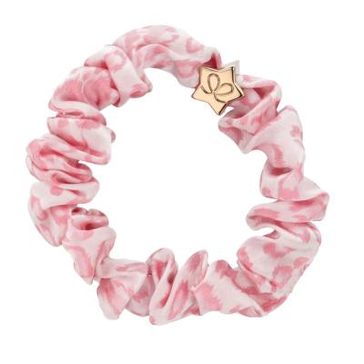 By Eloise London Silk Scrunchie Gold Star Gumička na vlasy pro ženy 1 ks Odstín Pink Leopard