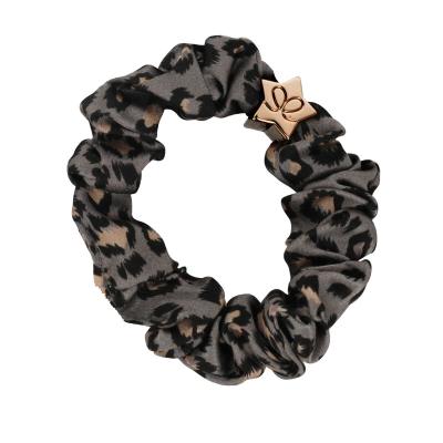 By Eloise London Silk Scrunchie Gold Star Gumička na vlasy pro ženy 1 ks Odstín Grey Leopard
