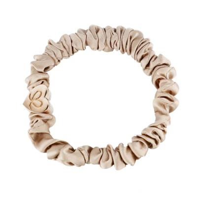 By Eloise London Skinny Silk Scrunchie Gold Heart Gumička na vlasy pro ženy 1 ks Odstín Sand