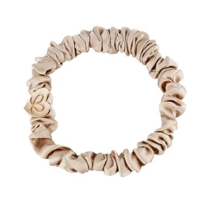 By Eloise London Skinny Silk Scrunchie Gold Heart Gumička na vlasy pro ženy 1 ks Odstín Sand