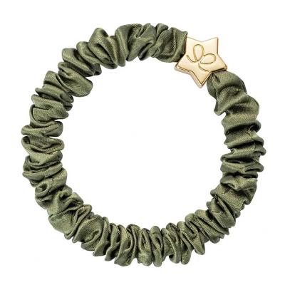 By Eloise London Skinny Silk Scrunchie Gold Star Gumička na vlasy pro ženy 1 ks Odstín Olive Green