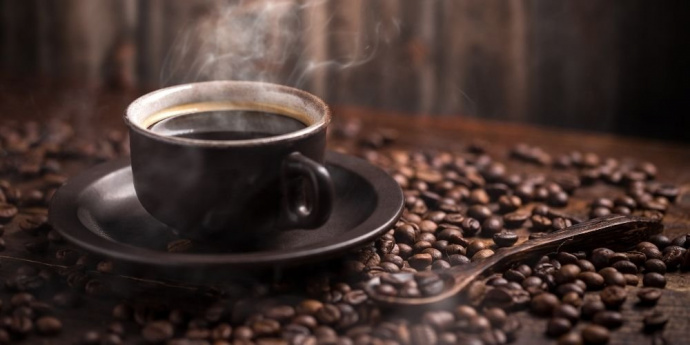 Káva na tmavé vlasy