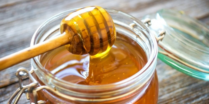 Med pro zesvětlení vlasů