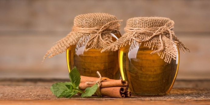 Med a skořice na vlasy