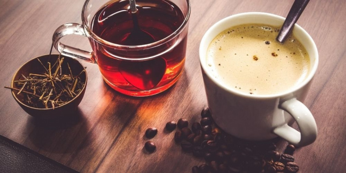 Káva a čaj pro tmavší vlasy