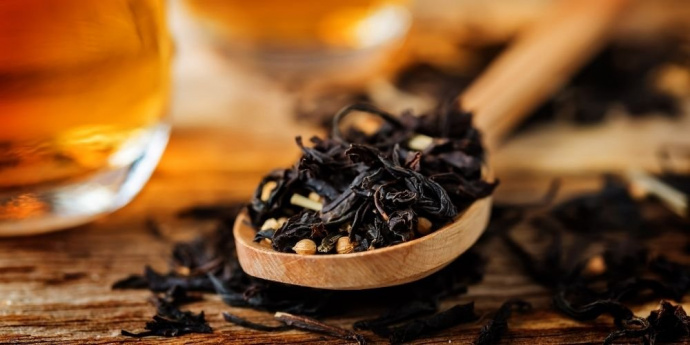 Černý čaj na tmavé vlasy
