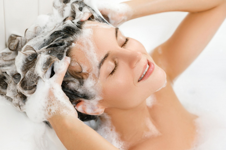 Mytí vlasů šamponem