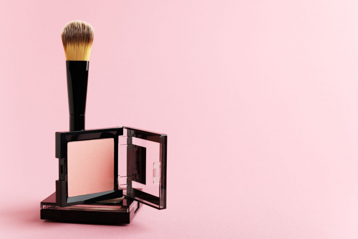 Pudrová tvářenka a štětec na tvářenku